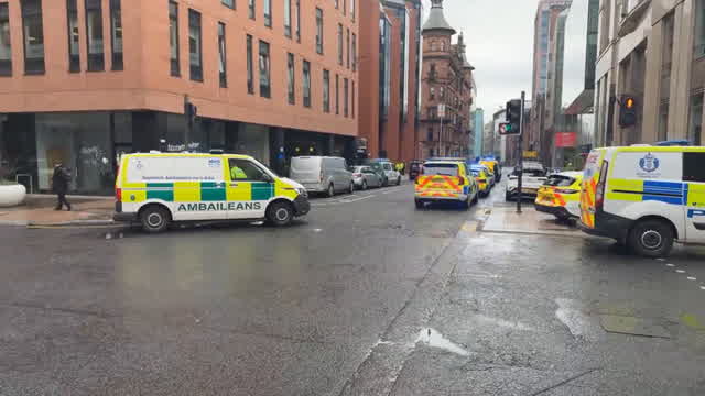 Police swarm Glasgow pub live as city centre emergency incident unfolds ...