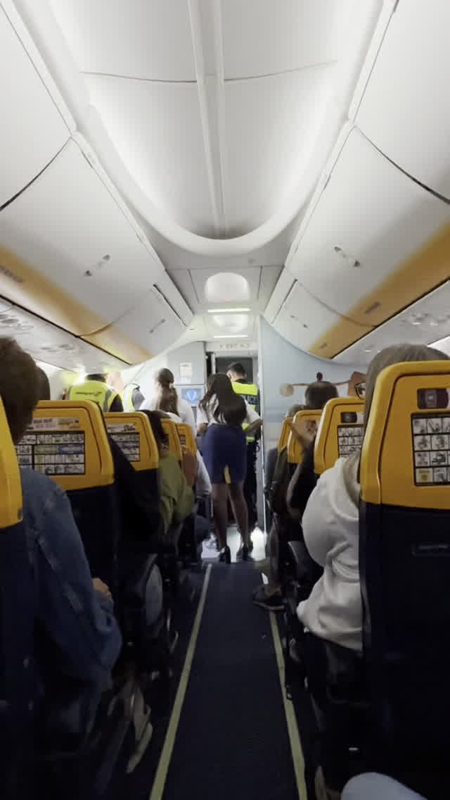 elfbar elfa kaufen Ryanair Vapes Police swoop as man allegedly vaping in aircraft loo is  bundled off jet