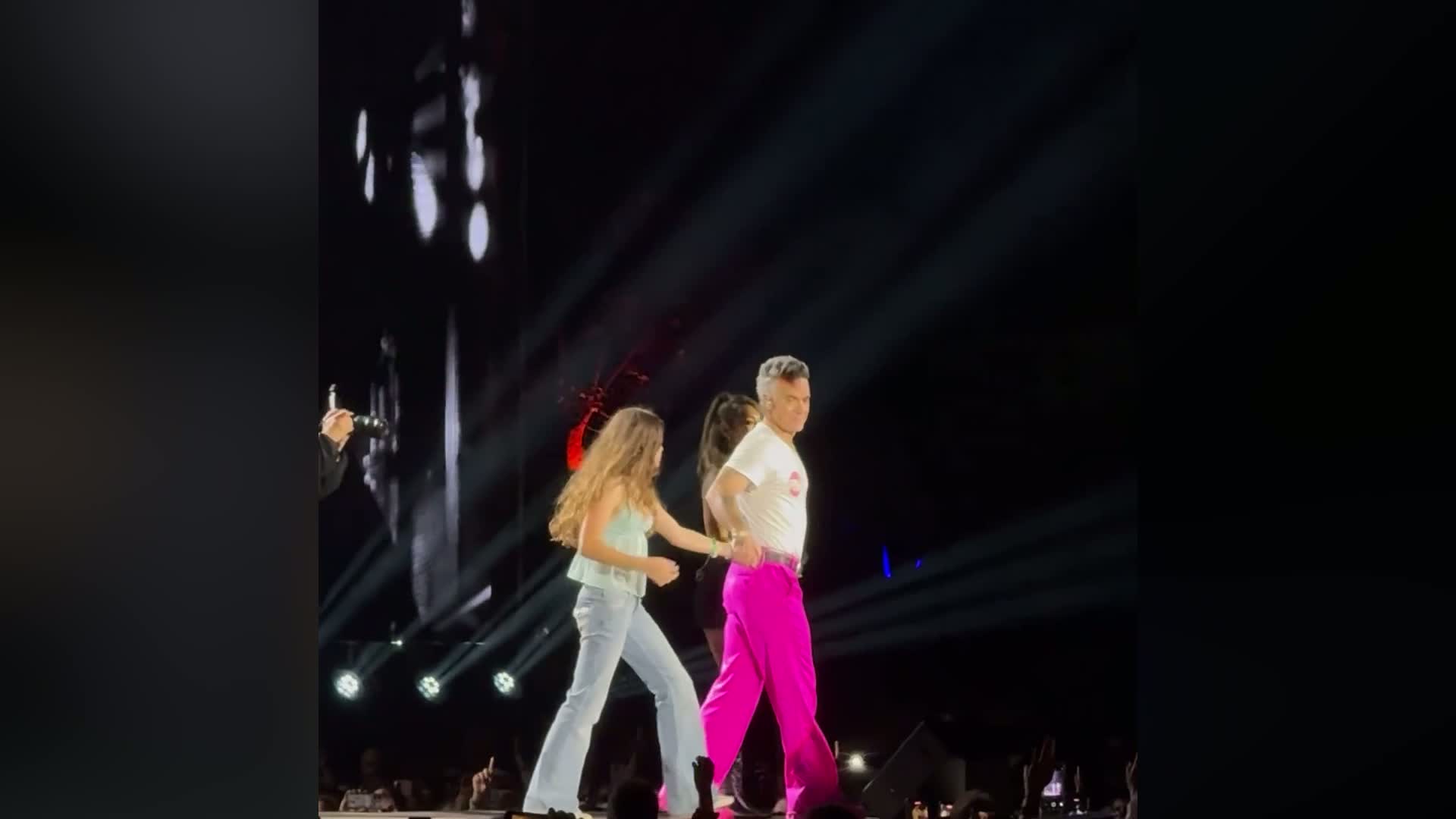 Robbie Williams Brings Daughter Teddy Onstage for Emotional 'Angels' Duet