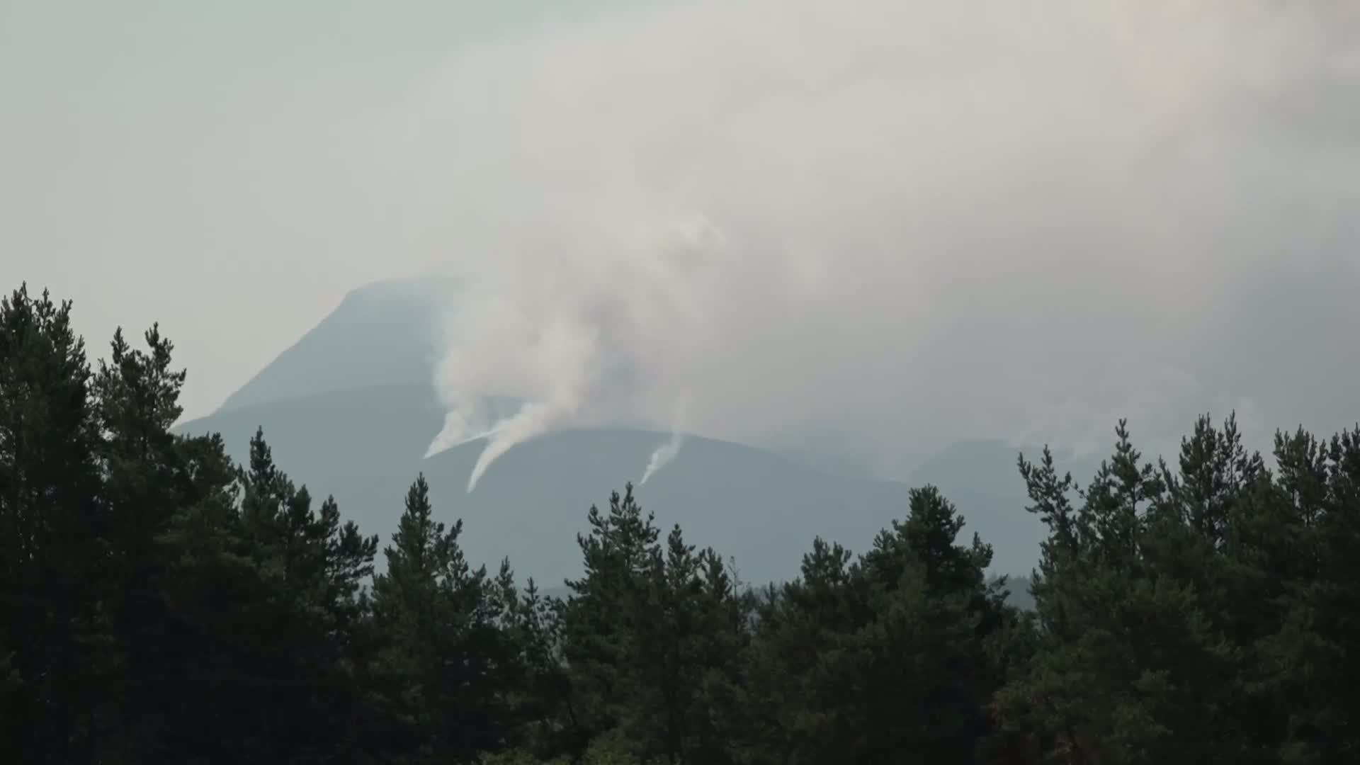 Cairngorms Wildfire Enters Third Day, Residents Told to Leave Pets