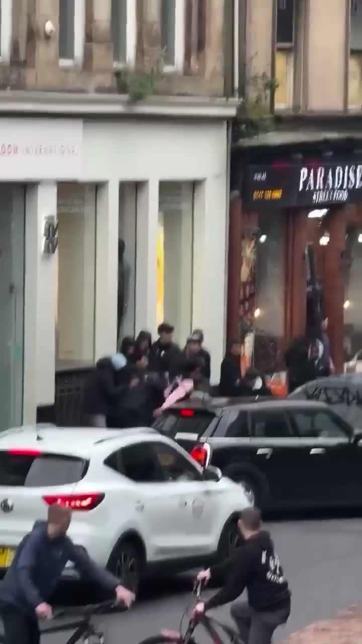 Man Attacked by Hooded Thugs in Glasgow City Centre Shocking Footage