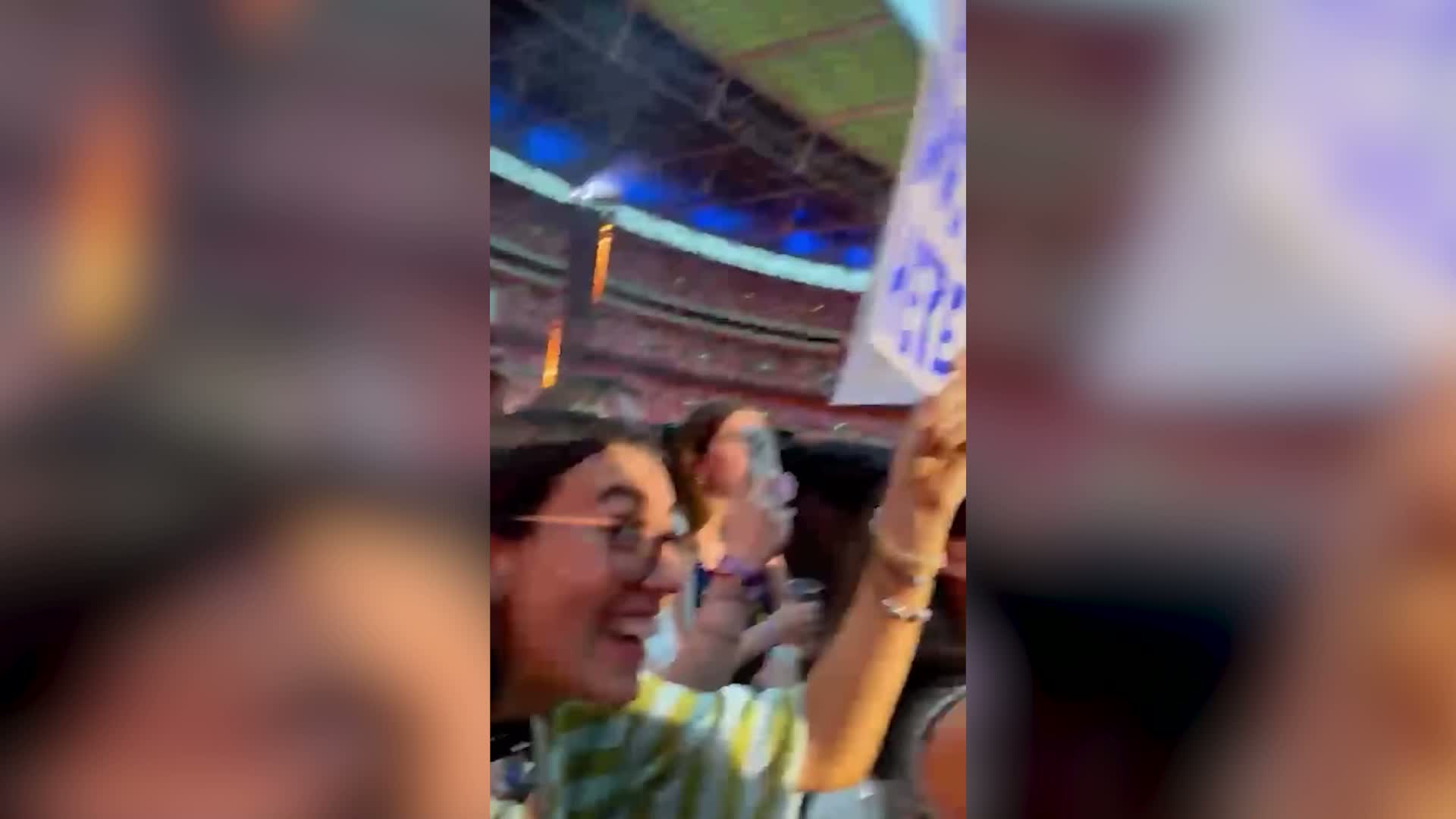 Harry Styles gives Leeds' viral dog bus his seal of approval in front of 90,000 fans