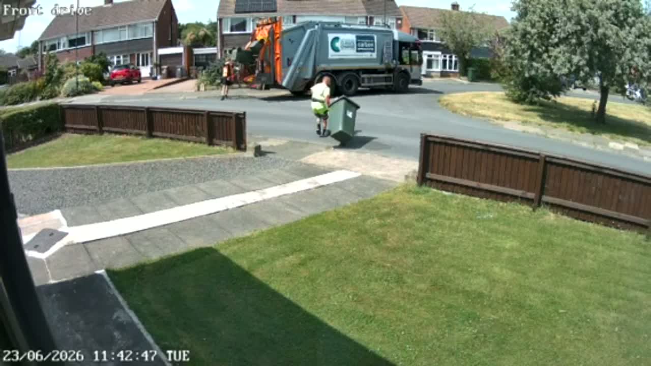 Binman Drops Dog Poo on Pavement During Collection in North Tyneside