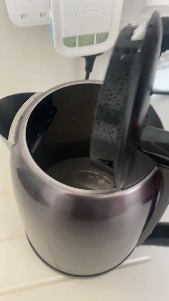 Limescale Vanishes in Seconds: Citric Acid Kettle Hack Works Better Than Vinegar